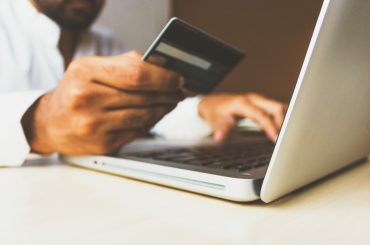 homem com cartão de crédito realizando compras online imagem decorativa